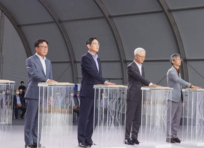 Samsung　Electronics　President/CTO　for　Device　Solutions　Jung　Eun-Seung　(from　left),　Vice　Chairman　Jay　Y.　Lee,　President　and　CEO　Kyung　Kye　Hyun　and　Samsung　Advanced　Institute　of　Technology　Head　Jin　Gyo-Young　participate　in　the　groundbreaking　ceremony　for　a　new　R&D　center　at　Samsung’s　Giheung　campus　in　South　Korea,　on　Aug.　19,　2022　(Courtesy　of　Samsung　Electronics)