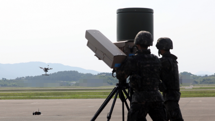 South　Korea’s　Air　Force　personnel　neutralize　an　enemy　drone　with　jamming　equipment　in　June　2021　(File　photo)