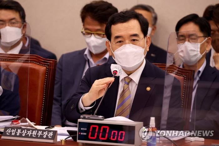 Minister of Trade, Industry and Energy Lee Chang-yang addresses a parliamentary session on Aug. 22 (Courtesy of Yonhap News)