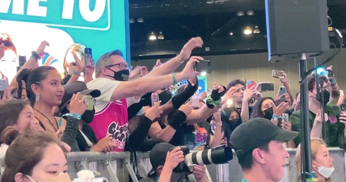 K-pop　fans　including　a　middle-aged　man　take　pictures　of　Itzy　during　the　KCON　festival　at　LA　Convention　Center　on　Aug.　20,　2022　(Courtesy　of　Yonhap)