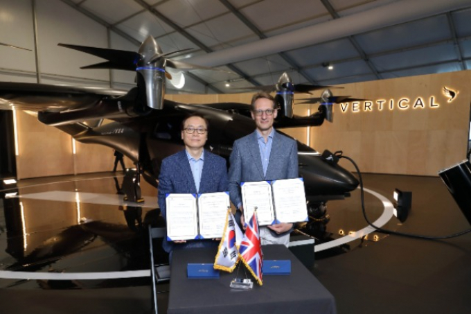 Shin Hyun-woo (left), CEO of Hanwha Aerospace and Michael Cervenka, president of Vertical Aerospace, at Farnborough Airshow on July 20, 2022