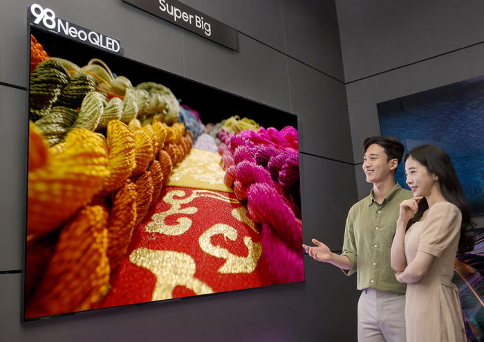 Samsung's　98-inch　Neo　QLED　TV,　QNB100