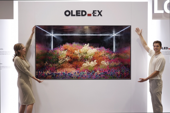 LG　Display　introduces　its　97-inch　OLED.EX　at　the　SID　2022　Exhibition