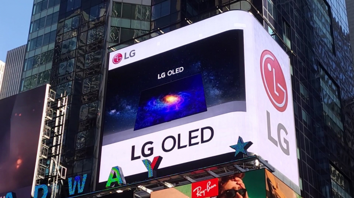 LG's　OLED　TV　signage