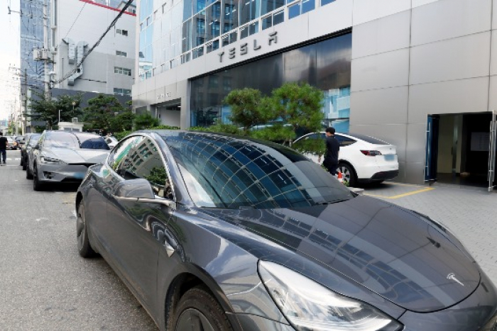 Cars　lined　up　outside　Tesla's　after-sales　service　center　in　Seoul　on　Aug.　23,　2022