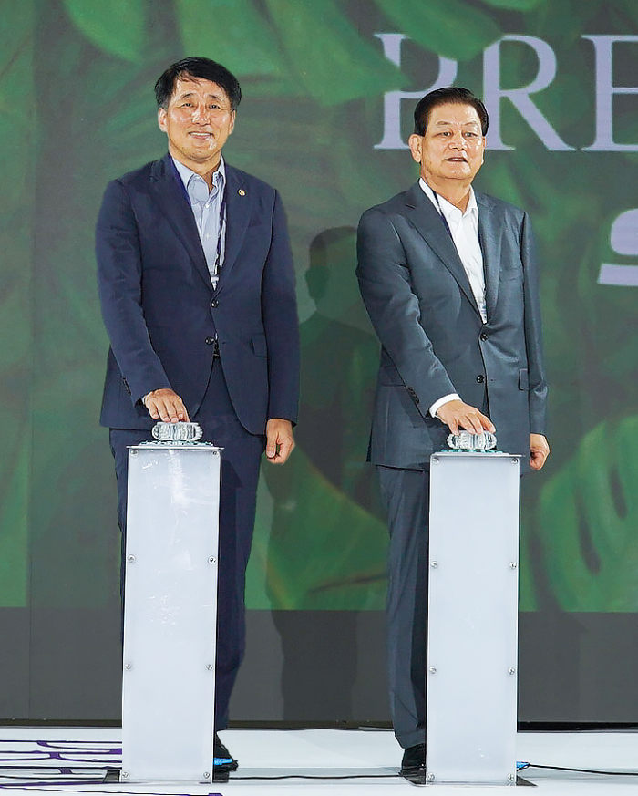 Vice　Trade　Minister　Jang　Young-jin　(left)　and　Hyosung　Vice　Chairman　Lee　Sang-woon　at　the　opening　ceremony　of　Preview　in　Seoul　2022