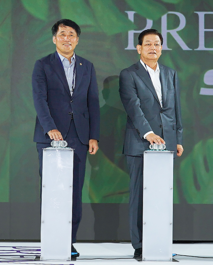 Vice Trade Minister Jang Young-jin (left) and Hyosung Vice Chairman Lee Sang-woon at the opening ceremony of Preview in Seoul 2022