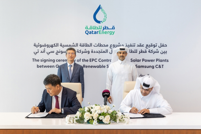 Samsung C&T’s vice president Choi Seugung (front left) and Qatar Energy’s executive vice president Ahmad Saeed Al-Amoodi (front right) sign a solar power plant contract at Qatar Energy headquarters in Doha on Aug. 23, 2022, while Samsung C&T President & CEO Oh Sechul (rear left) and Qatar’s Minister of State for Energy Affairs, President and CEO of Qatar Energy Saad Sherida Al-Kaabi witness the signing (Courtesy of Samsung C&T)