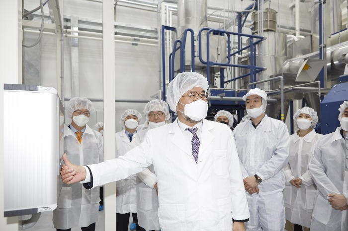 Ediya　Coffee　CEO　Moon　Chang-ki　at　the　company's　Pyeongtaek　factory　in　2020
