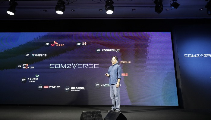 Com2uS　CEO　Lee　Kyung-il　discusses　business　plans　for　its　metaverse　service　unit　Com2Verse　(Courtesy　of　Com2uS)