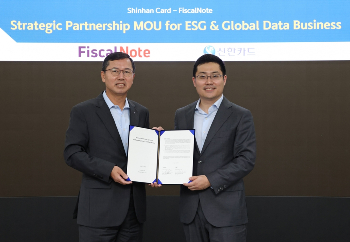 Shinhan Card President and CEO Lim Young-jin (left), and FiscalNote founder and CEO Tim Hwang pose for a photograph after signing a partnership MOU on Aug. 25, 2022 (Courtesy of Shinhan Card)