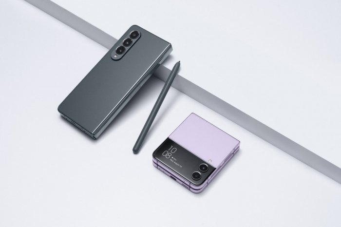 Samsung's new foldable smartphones, the Galaxy Z Fold4 (left) and the Galaxy Flip4