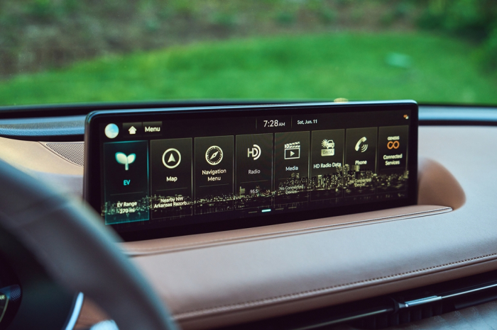 The　infotainment　screen　of　a　Hyundai　Motor　Genesis　car