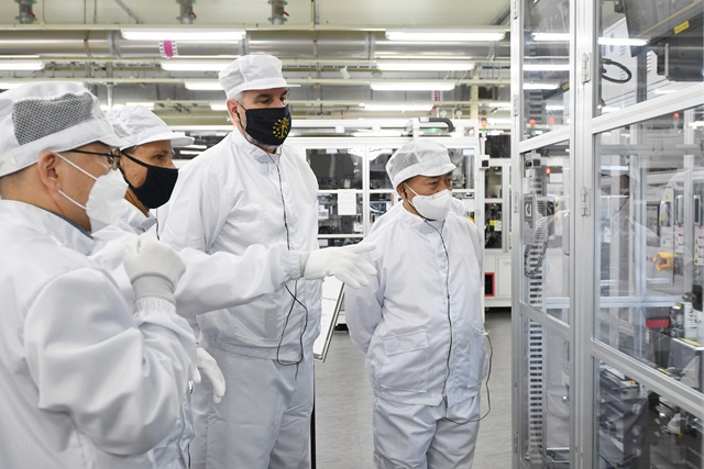 Indiana　delegation　including　Governor　Eric　J.　Holcomb　(third　from　the　left),　and　Samsung　SDI　President　and　CEO　Choi　Yoon-ho　(right)　look　at　the　battery　production　line　at　the　company’s　plant　in　South　Korea　on　Aug.　25,　2022　(Courtesy　of　Samsung　SDI)