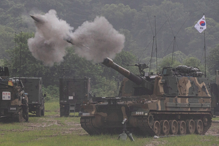 The　K9　self-propelled　howitzer　performs　in　a　drill　(Courtesy　of　Yonhap)