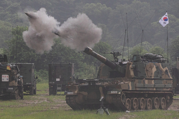 The K9 self-propelled howitzer performs in a drill (Courtesy of Yonhap)