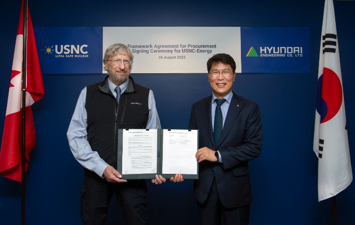 Hong　Hyeon-Sung,　CEO　of　Hyundai　Engineering　(right)　and　Francesco　Venneri,　CEO　of　Ultra　Safe　Nuclear　on　Aug.　26　(Courtesy　of　Hyundai　Engineering)