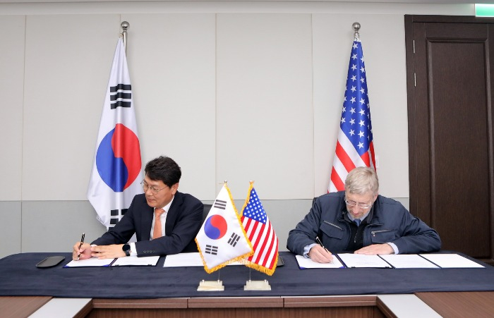 Hong　Hyeon-Sung,　CEO　of　Hyundai　Engineering　(left)　and　Francesco　Venneri,　CEO　of　Ultra　Safe　Nuclear,　in　June　2022　(Courtesy　of　Hyundai　Engineering)