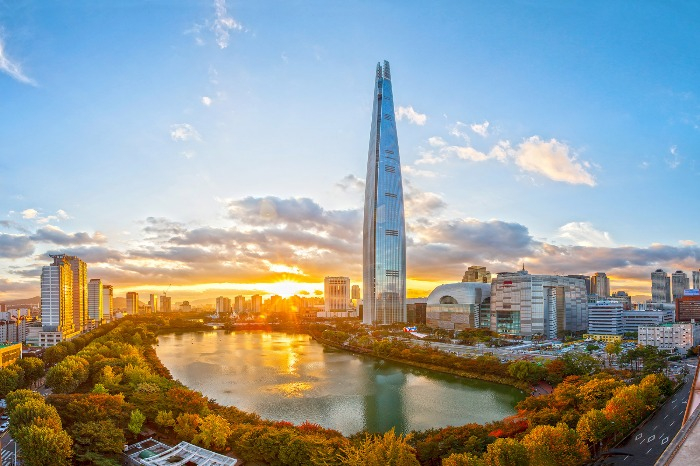 Lotte　Tower,　an　architectural　landmark　built　by　Lotte　Group　(Courtesy　of　Lotte　Corp.)