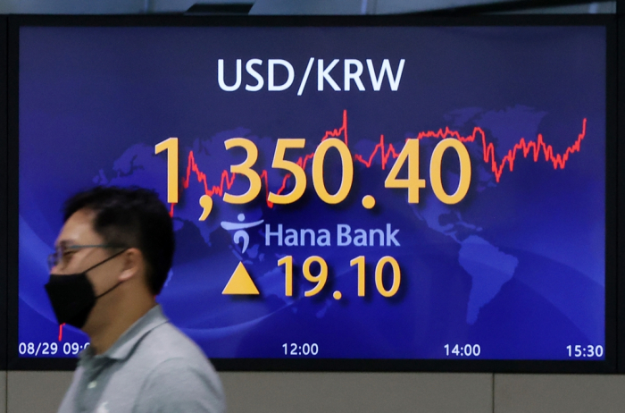 Hana Bank's dealing room in central Seoul on Aug. 29, 2022. The won closed the domestic currency market at 1,350.4 against the dollar after hitting its weakest level since April 29, 2009 (Courtesy of News1)