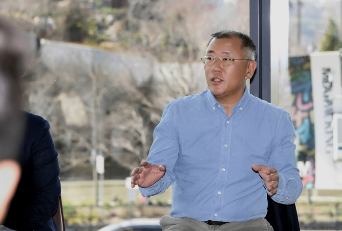 Hyundai　Motor　Group　Chairman　Chung　Euisun　meets　reporters　from　South　Korea　in　New　York　City　on　April　13,　2022　(File　photo,　courtesy　of　Yonhap)