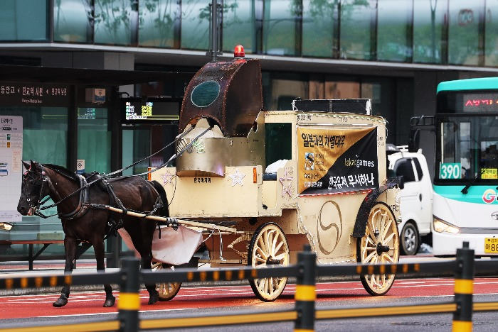 A　horse-drawn　carriage,　paid　for　by　South　Korean　gamers　of　Uma　Musume,　roams　the　streets　of　Pangyo　city　around　Kakao　Games'　headquarters