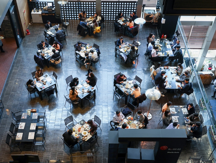 A　restaurant　in　Seoul　is　packed　with　customers　in　March　2022　as　South　Korea　announces　plans　to　ease　rules　against　COVID-19　(File　photo,　courtesy　of　Yonhap)