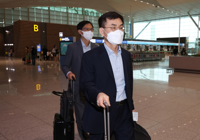 Korean　Deputy　Trade　Minister　Ahn　Sung-il　leaves　for　Washington　to　discuss　the　IRA　with　US　officials