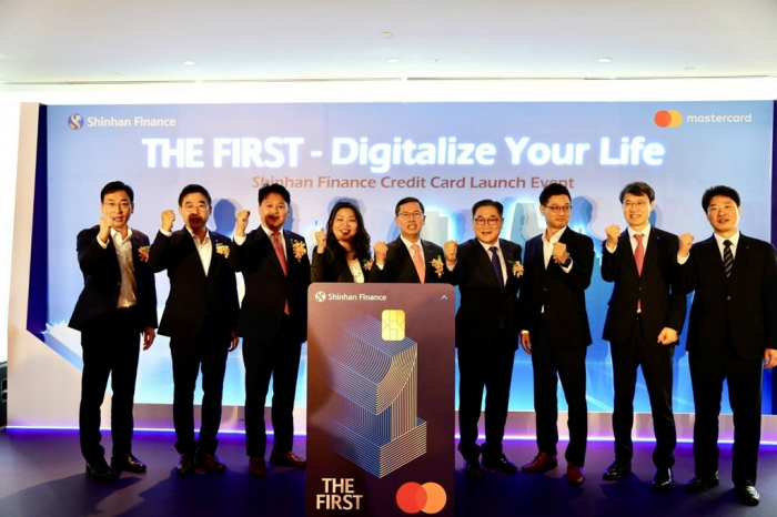 Mastercard Country Manager of Vietnam, Laos and Cambodia Winnie Wong (fourth left), Shinhan Card President and CEO Lim Young-jin (fifth left), Oh TaeJoon (sixth left) and other officials attend the launching event of THE FIRST credit card on Aug. 30, 2022, in Ho Chi Minh City (Courtesy of Shinhan Finance Vietnam)