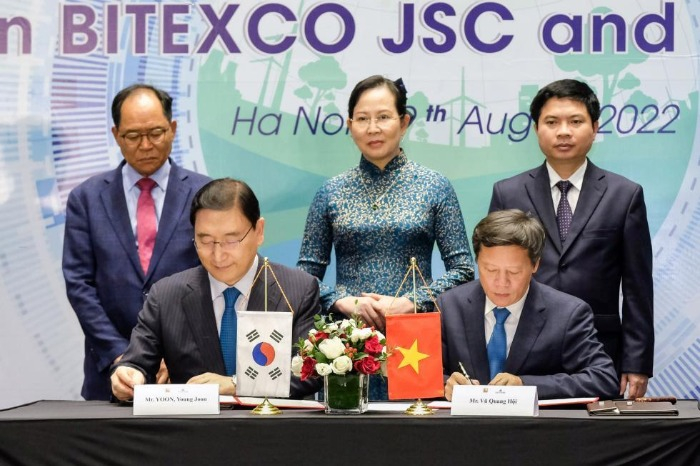 Hyundai　E&C　CEO　Yoon　Young-joon　(seated　on　left)　and　Vu　Quang　Hoi　(seated,　right)　sign　an　agreement　on　the　development　of　a　new　smart　city　on　Aug.　29　(Courtesy　of　Hyundai　E&C)