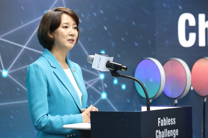 Lee　Young,　Minister　of　SMEs　and　Startups　speaks　at　TIPS　Town　in　Seoul　on　Aug.　27　(Courtesy　of　the　Ministry　of　SMEs　and　Startups)