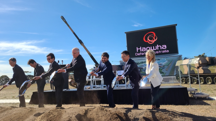 Officials　from　Australia　and　South　Korea　at　the　groundbreaking　ceremony　for　Hanwha's　K9　howitzer　production　facility　in　Geelong,　Victoria