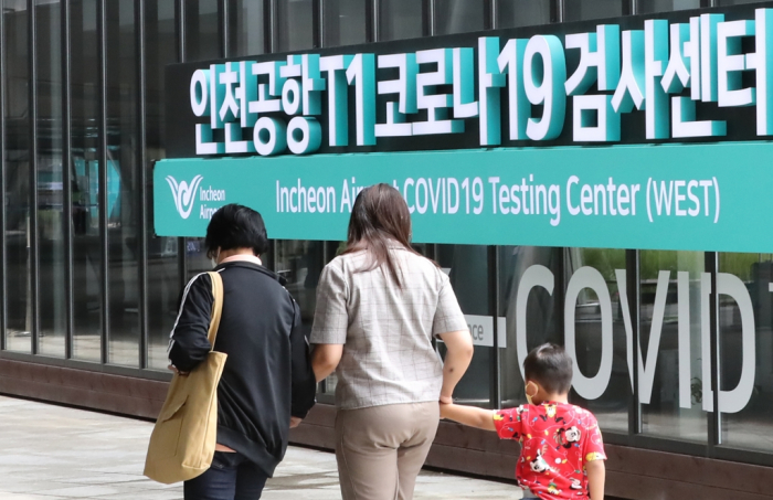 Inbound　travelers　from　abroad　head　to　a　COVID-19　testing　station　at　Incheon　International　Airport,　South　Korea’s　hub　airport　on　July　24,　2022　(Courtesy　of　Yonhap)