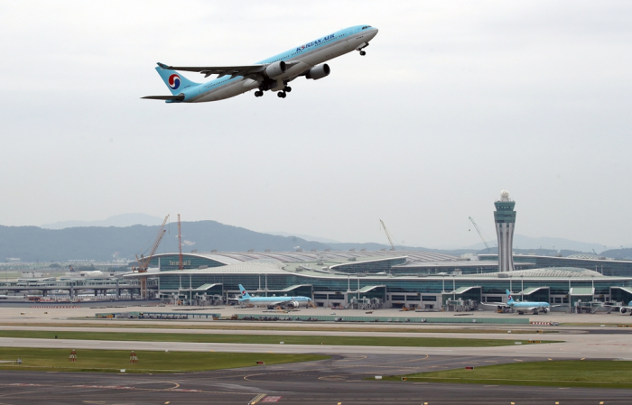 A　Korean　Air　aircraft　takes　off　from　Incheon　International　Airport　(Courtesy　of　Yonhap)