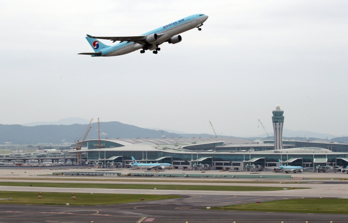 A Korean Air aircraft takes off from Incheon International Airport (Courtesy of Yonhap)