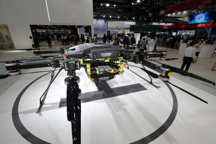 Hyundai’s　hydrogen-fueled　multicopter,　measuring　six　meters　in　length,　can　carry　a　maximum　payload　of　700　kg