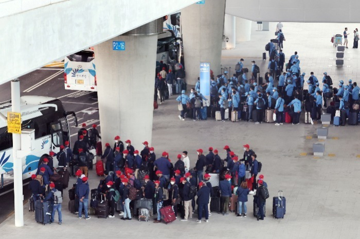 Migrant　workers　at　Incheon　International　Airport　on　Aug.　7