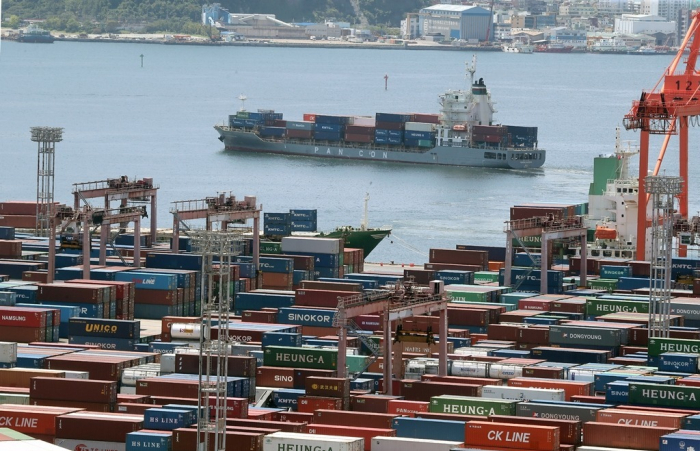A container ship leaves the Port of Busan, South Korea on Aug. 22, 2022 (Courtesy of Yonhap)