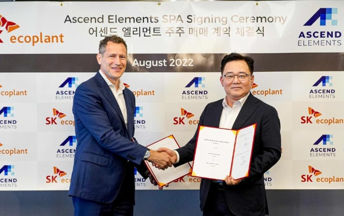 Ascend　Elements　CEO　Mike　O'Kronley　(left)　and　SK　Ecoplant　CEO　Park　Kyung-il　on　Aug.　31,　2022　(Courtesy　of　SK　Ecoplant) 
