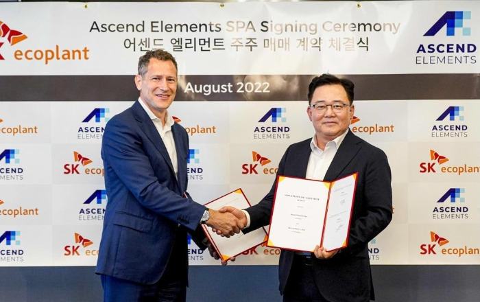 Ascend Elements CEO Mike O'Kronley (left) and SK Ecoplant CEO Park Kyung-il on Aug. 31, 2022 (Courtesy of SK Ecoplant)