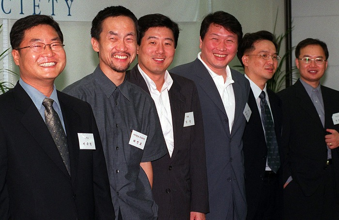 SK　Group　Chairman　Chey　Tae-won　(fourth　from　left)　held　the　first　CEO　Forum　as　part　of　V-Society　on　June　26,　2001