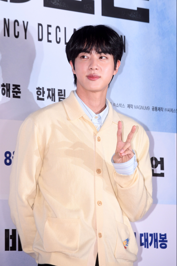 Jin　poses　for　the　cameras　at　a　movie　screening　in　Seoul　on　Aug.　25,　2022