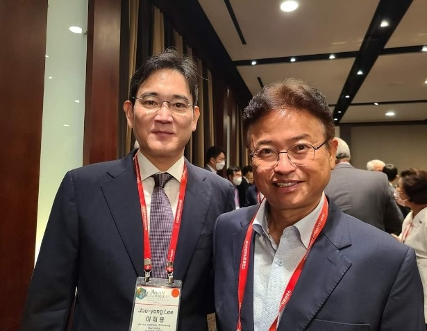 Samsung　leader　Jay　Y.　Lee　(left)