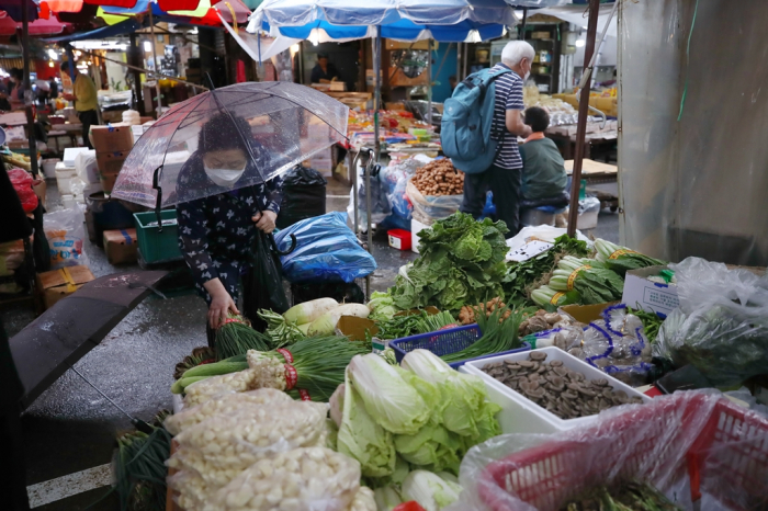 A　customer　browses　for　vegetables　at　an　outdoor　market　in　South　Korea　on　Aug.　31,　2022　(Courtesy　of　Yonhap)