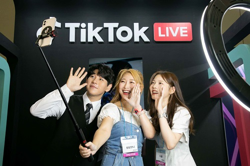 South　Korean　influencers　at　a　TikTok　live　booth　at　BEXCO　in　the　port　city　of　Busan　on　August　5　(Courtesy　of　TikTok)