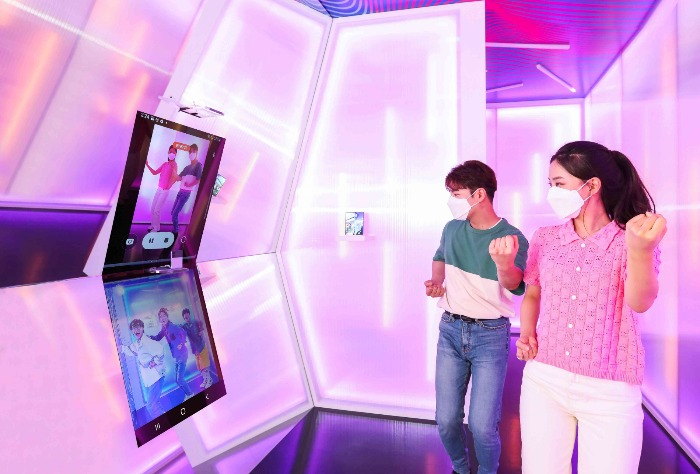 Visitors　try　out　the　Flex　Cam　function　at　the　Galaxy　Studio　in　Seoul　on　Aug.　15　(Courtesy　of　Samsung　Electronics)