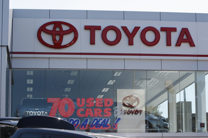 A　Toyota　car　dealer　shop　in　the　US