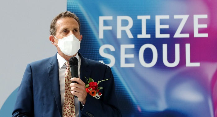 Frieze　CEO　Simon　Fox　speaks　during　a　news　conference.　in　Seoul　on　Sept.　2