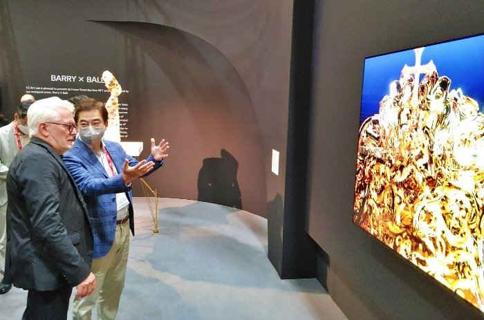 US artist Barry X Ball (left) and LG Electronics HE Business Division head Park Hyung-se (Courtesy of LG Electronics)