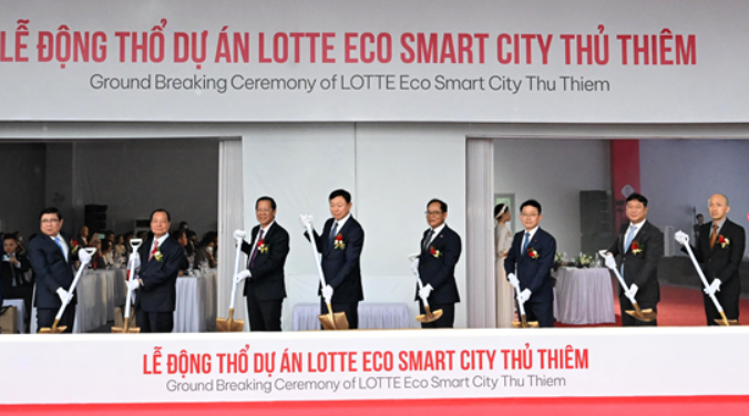 Groundbreaking　ceremony　for　Lotte’s　smart　city　in　Ho　Chi　Minh　on　Sept.　2,　2022,　attended　by　key　officials　such　as　Ho　Chi　Minh　City　People's　Committee　Chairman　Phan　Van　Mai　(third　from　left)　and　Lotte　Group　Chairman　Shin　Dong-bin　(fourth　from　left)　(Courtesy　of　Lotte)
